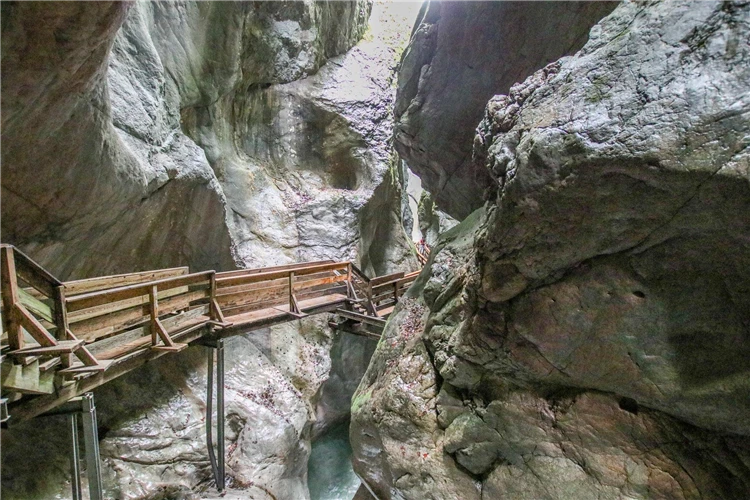 Dřevěné lávky v soutěsce Seisenbergklamm u Weissbachu | Soutěsky a jeskyně Salcburska