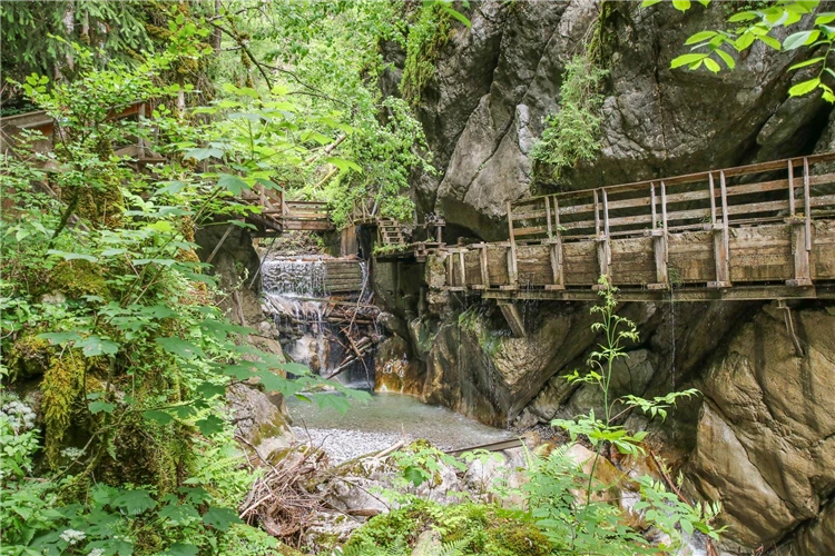 Kamenné stěny soutěsky Seisenbergklamm v Salcburském Saalachtal | Soutěsky a jeskyně Salcburska