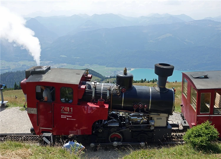 Zubačka Schafbergbahn stoupající na vrchol Schafberg | Jezero Wolfgangsee a zubačka na Schafberg