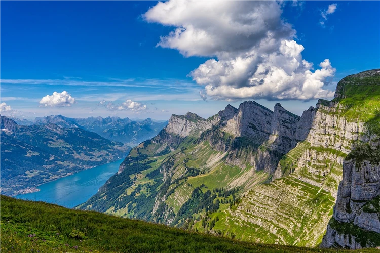 Horská krajina v rakouských Alpách poblíž Wolfgangsee | Jezero Wolfgangsee a zubačka na Schafberg