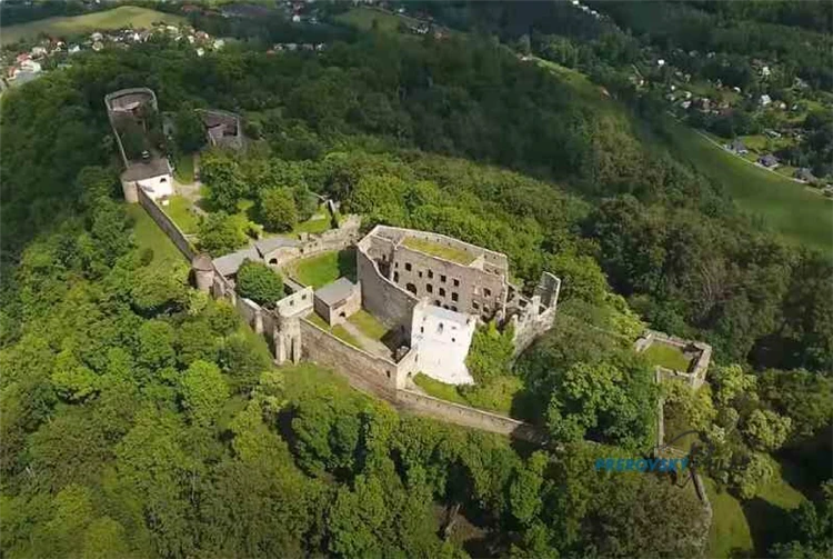 Zřícenina hradu Hukvaldy na zalesněném kopci | Za poznáním Valašska s turistikou