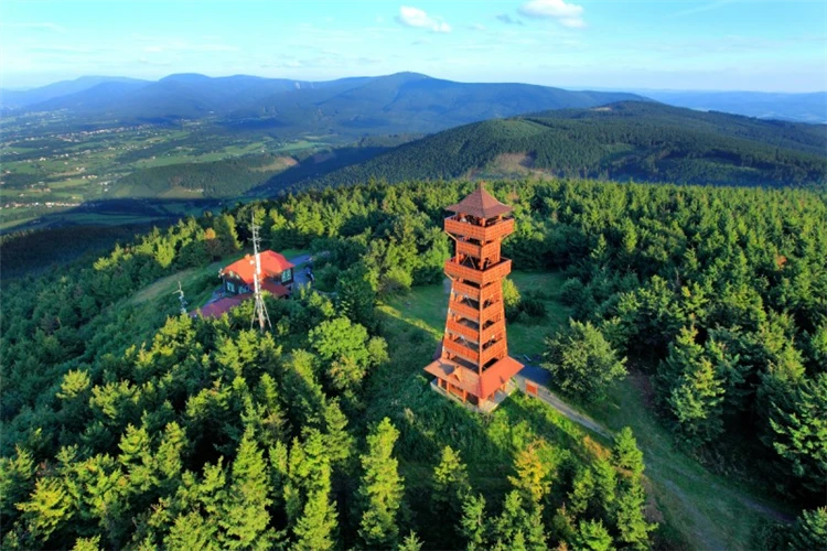 Výhled na valašskou krajinu s loukami a kopci | Za poznáním Valašska s turistikou