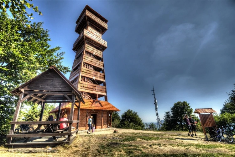 Pěší turisté na horské stezce ve Valašsku | Za poznáním Valašska s turistikou