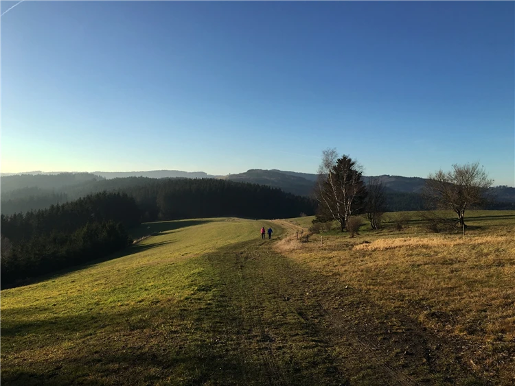 Panoramatický výhled na českou krajinu z kopce | Za poznáním Valašska s turistikou