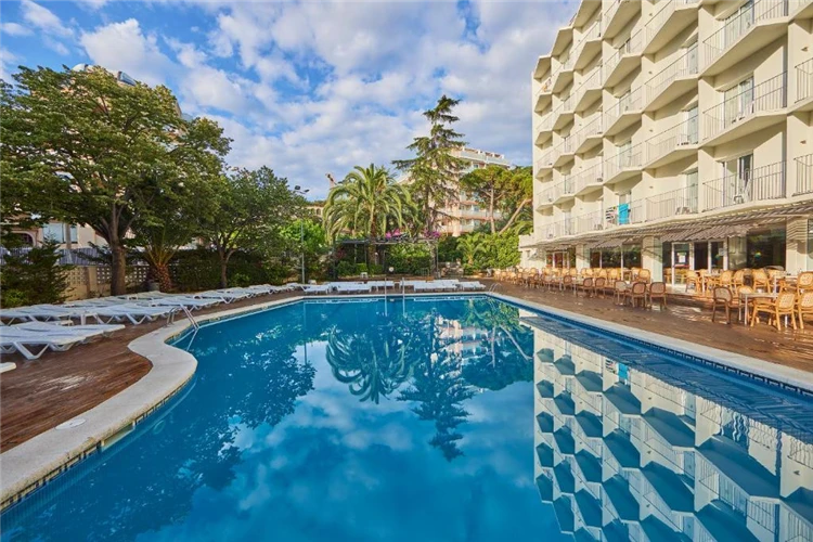 Venkovní bazén hotelu Gran Don Juan Resort | Lloret de Mar / Hotel Gran Don Juan Resort
