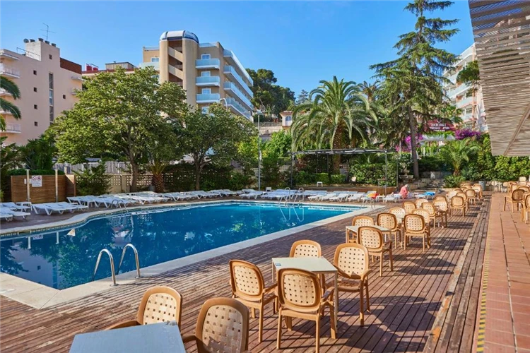 Bazén s lehátky v Gran Don Juan Resort v Lloret de Mar | Lloret de Mar / Hotel Gran Don Juan Resort