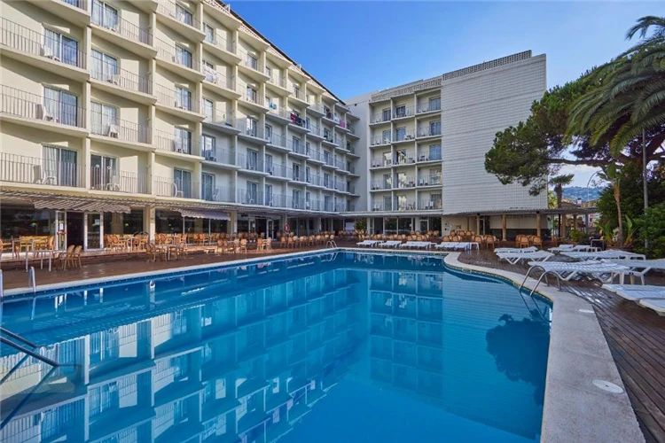 Areál bazénu v hotelu Gran Don Juan Resort | Lloret de Mar / Hotel Gran Don Juan Resort