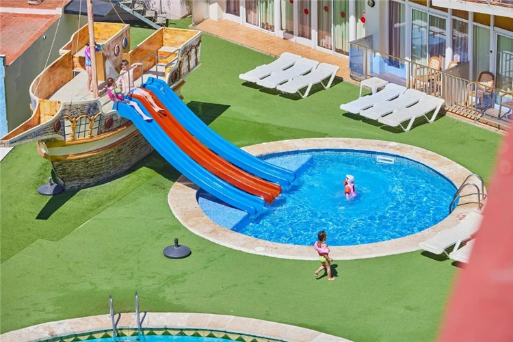 Pohled na bazénový areál Gran Don Juan Resort | Lloret de Mar / Hotel Gran Don Juan Resort