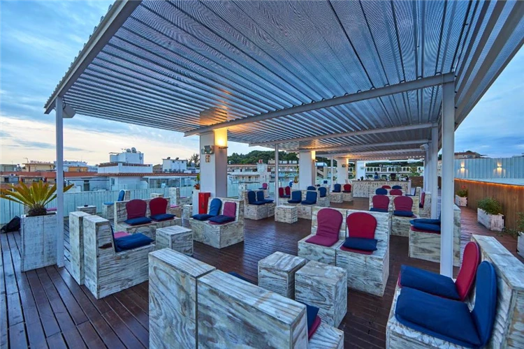 Terasa hotelu Gran Don Juan Resort s výhledem na okolí | Lloret de Mar / Hotel Gran Don Juan Resort