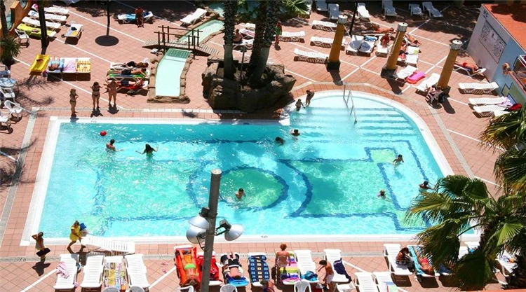Bazén s lehátky v hotelu Reymar | Malgrat de Mar / Hotel Reymar