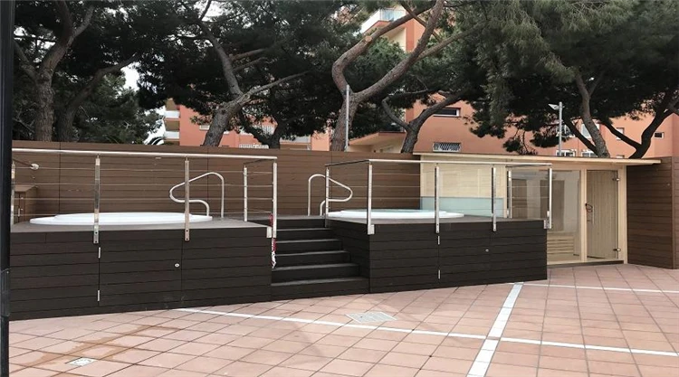 Relaxační zóna u bazénu hotelu Reymar | Malgrat de Mar / Hotel Reymar