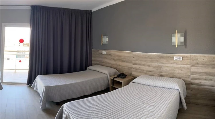Světlý pokoj s postelemi v hotelu Reymar | Malgrat de Mar / Hotel Reymar