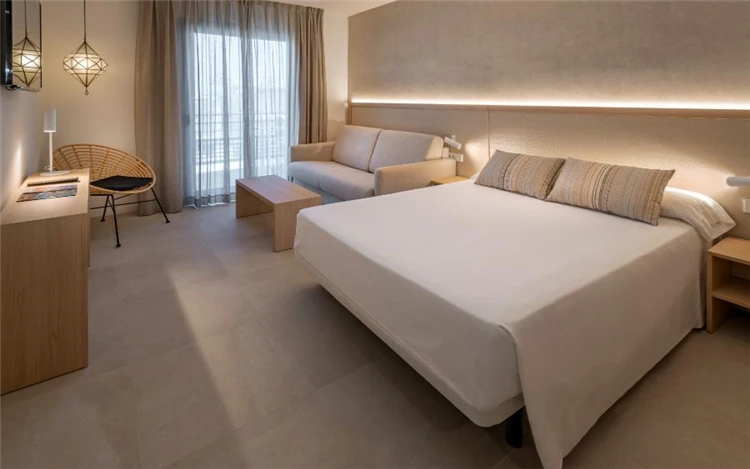 Pokoj v hotelu Alhambra – pohled č. 2 | Santa Susanna / Hotel Alhambra