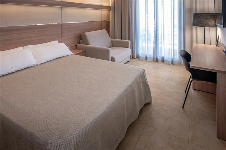 Pokoj v hotelu Alhambra – pohled č. 4 | Santa Susanna / Hotel Alhambra