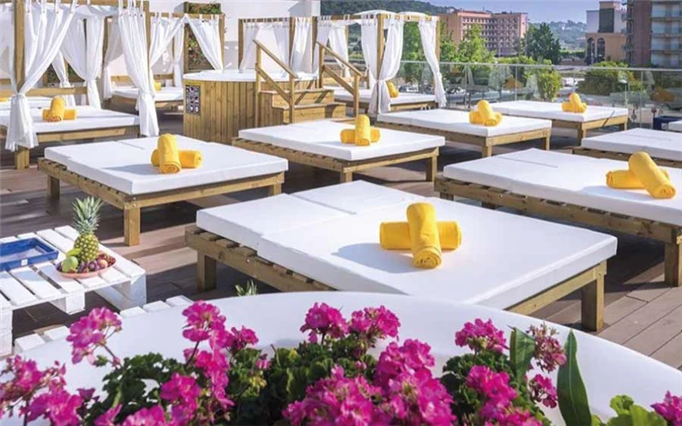 Terasa hotelu Alhambra v Santa Susanně | Santa Susanna / Hotel Alhambra