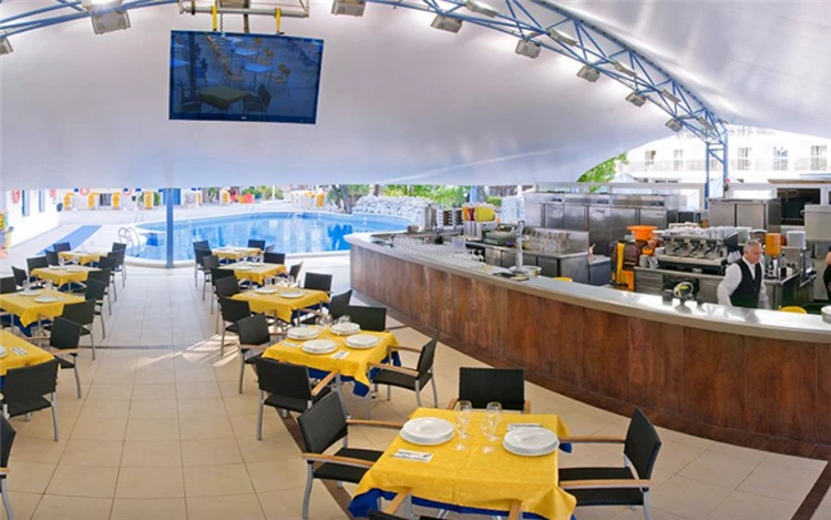 Snack bar v hotelu Alhambra – nabídka jídla | Santa Susanna / Hotel Alhambra