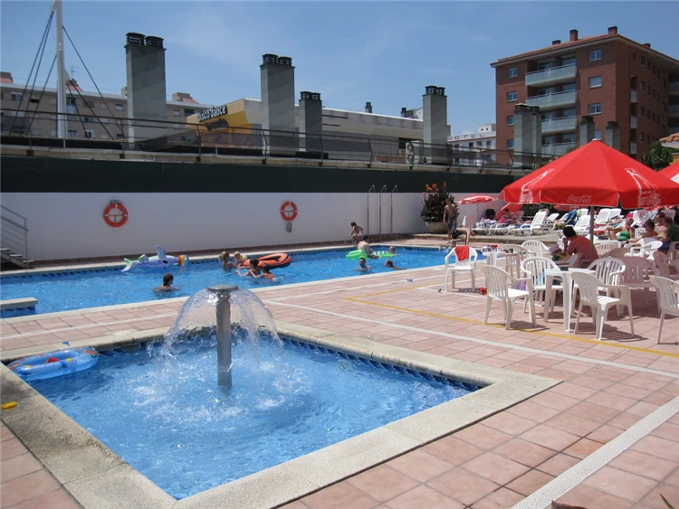 Bazén hotelu Alegria Maripins s lehátky | Malgrat de Mar / Hotel Alegria Maripins