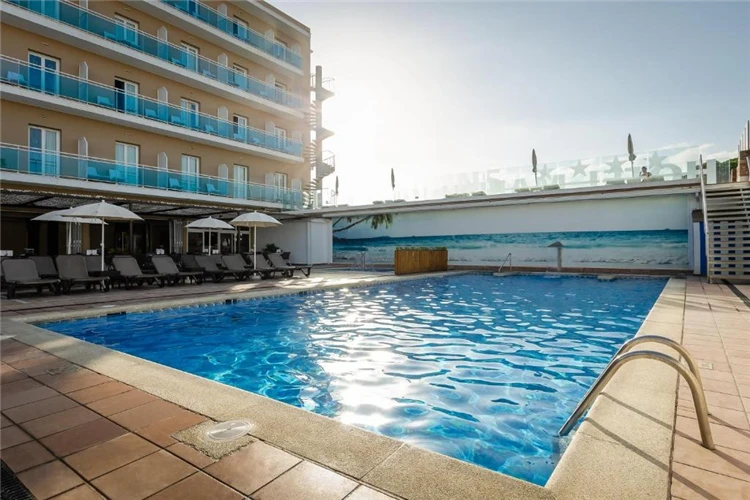 Relaxační zóna u bazénu hotelu Alegria Maripins | Malgrat de Mar / Hotel Alegria Maripins