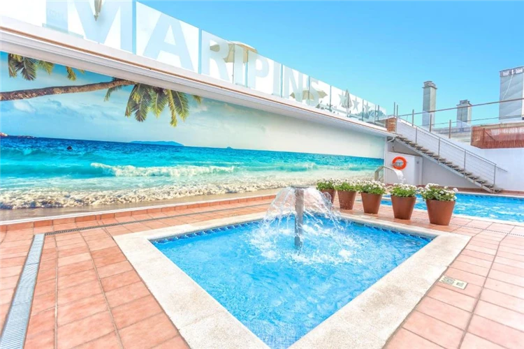 Bazén hotelu Alegria Maripins – pohled ze strany | Malgrat de Mar / Hotel Alegria Maripins