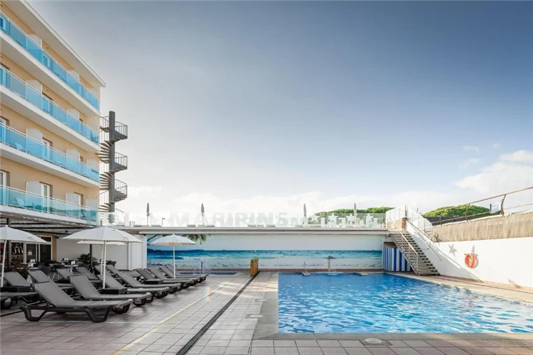 Bazén a terasa hotelu Alegria Maripins | Malgrat de Mar / Hotel Alegria Maripins