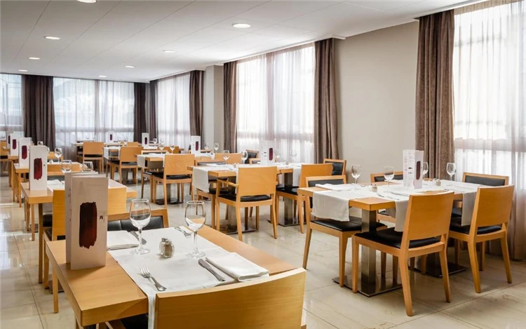 Jídelna hotelu Alegria Maripins s prostřenými stoly | Malgrat de Mar / Hotel Alegria Maripins