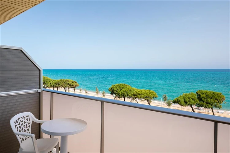Balkon s posezením v hotelu HTop Pineda Palace | Pineda de Mar / Hotel HTop Pineda Palace