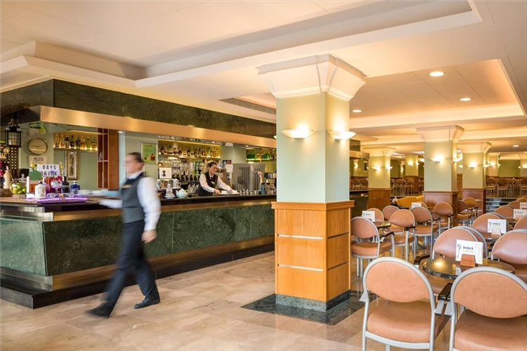 Hotelový bar HTop Pineda Palace s nápoji a barovými stoličkami | Pineda de Mar / Hotel HTop Pineda Palace