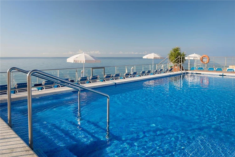Venkovní bazén hotelu HTop Pineda Palace za slunečného dne | Pineda de Mar / Hotel HTop Pineda Palace