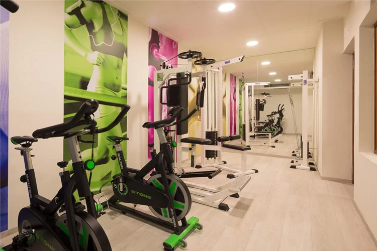 Fitnesscenter hotelu HTop Pineda Palace s posilovacími stroji | Pineda de Mar / Hotel HTop Pineda Palace