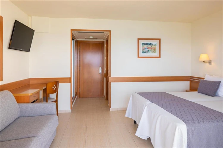 Pokojový interiér hotelu HTop Pineda Palace s postelí | Pineda de Mar / Hotel HTop Pineda Palace