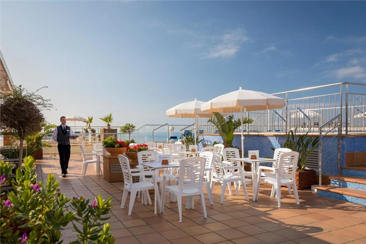 Venkovní terasa hotelu HTop Pineda Palace za soumraku | Pineda de Mar / Hotel HTop Pineda Palace