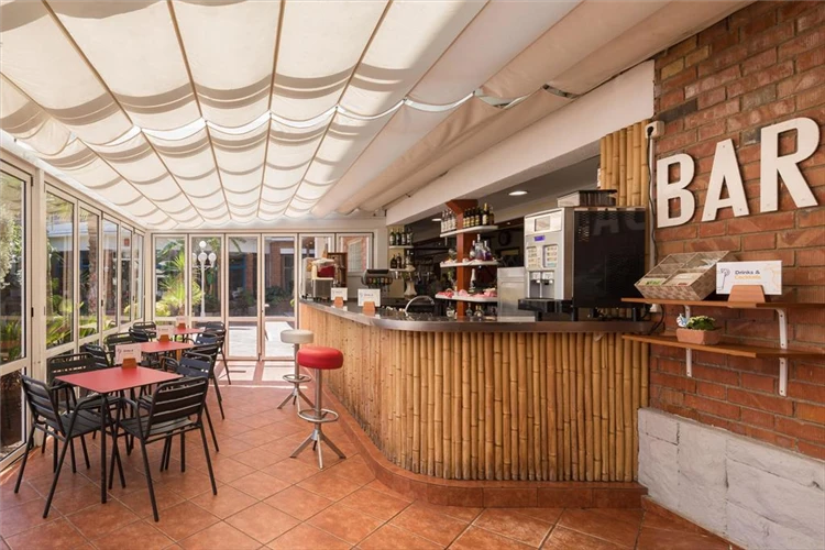 Bar hotelu HTop Planamar s nápoji | Malgrat de Mar / HTop Hotel Planamar