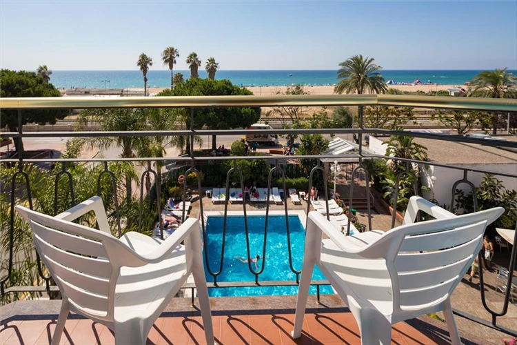 Bazén s lehátky v hotelu HTop Planamar | Malgrat de Mar / HTop Hotel Planamar