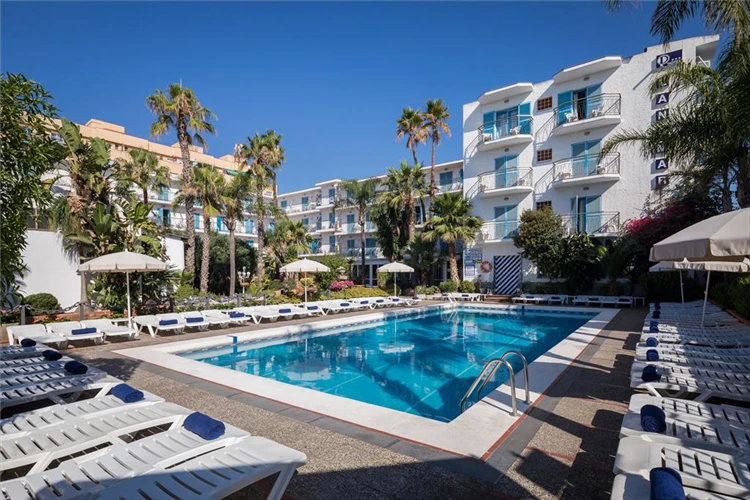 Koupání u bazénu hotelu HTop Planamar | Malgrat de Mar / HTop Hotel Planamar