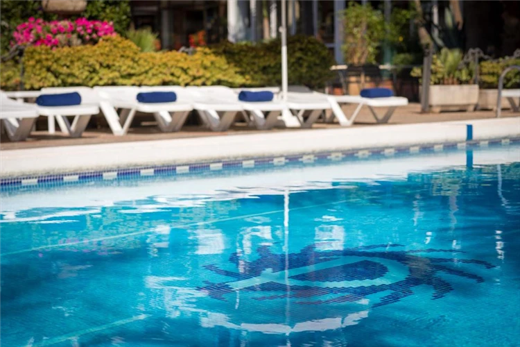 Relaxační zóna u bazénu hotelu HTop Planamar | Malgrat de Mar / HTop Hotel Planamar