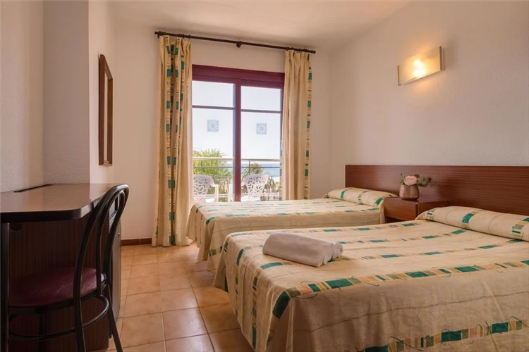 Pokoj hotelu HTop Planamar s lůžky | Malgrat de Mar / HTop Hotel Planamar