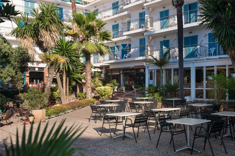 Upravená zahrada areálu HTop Planamar | Malgrat de Mar / HTop Hotel Planamar