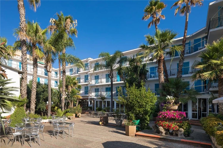 Relaxační zahrada hotelu HTop Planamar | Malgrat de Mar / HTop Hotel Planamar