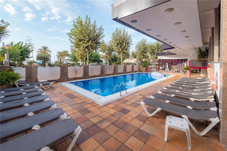 Bazén hotelu Checkin Garbí s lehátky | Calella / Hotel Checkin Garbí