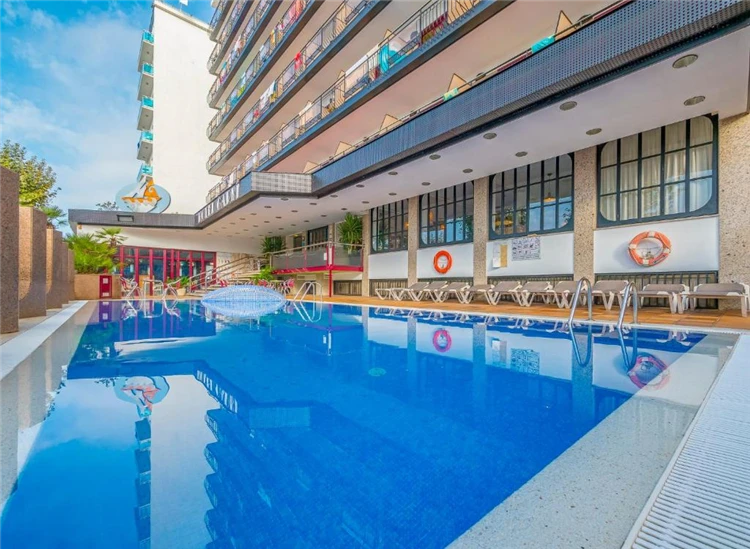 Venkovní bazén Checkin Garbí – pohled z boku | Calella / Hotel Checkin Garbí