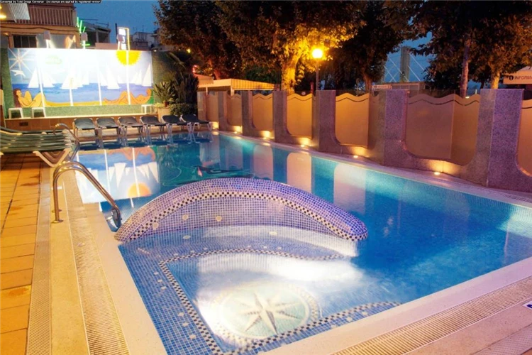 Koupací zóna u bazénu hotelu Checkin Garbí | Calella / Hotel Checkin Garbí
