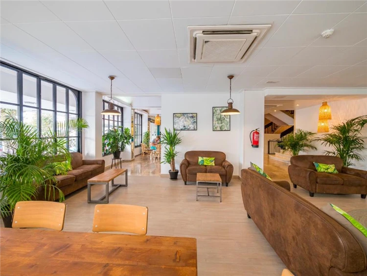 Lobby hotelu Checkin Garbí s posezením | Calella / Hotel Checkin Garbí