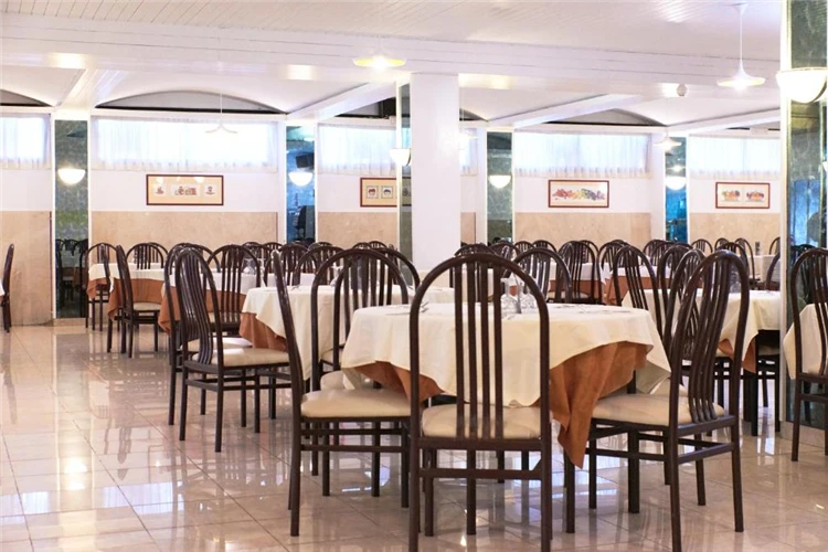 Jídelna hotelu Checkin Garbí s prostřenými stoly | Calella / Hotel Checkin Garbí