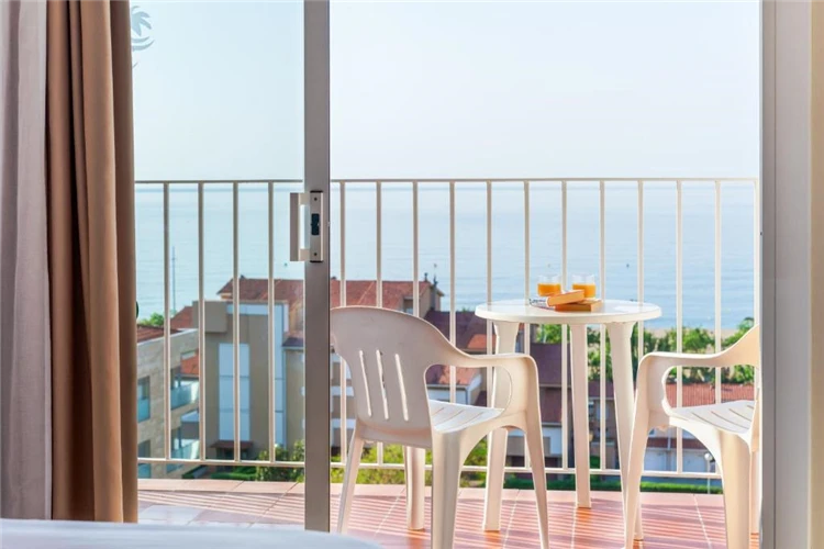 Balkon pokoje v hotelu Checkin Catalonia s výhledem | Calella / Hotel Checkin Catalonia
