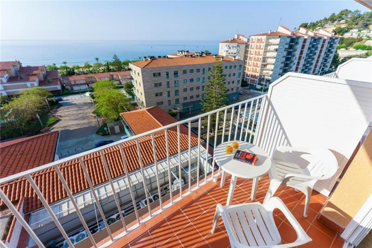 Balkon s posezením v hotelu Checkin Catalonia | Calella / Hotel Checkin Catalonia
