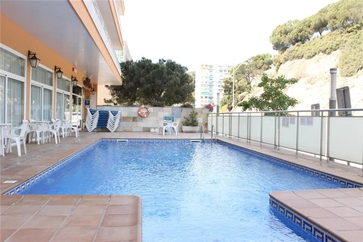 Relaxační zóna u bazénu hotelu Checkin Catalonia | Calella / Hotel Checkin Catalonia