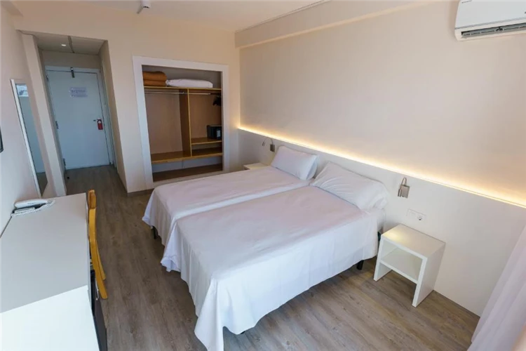 Pokoj s lůžky v hotelu Checkin Catalonia | Calella / Hotel Checkin Catalonia