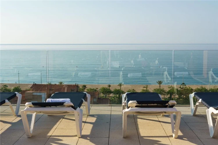 Terasa hotelu Checkin Catalonia s posezením | Calella / Hotel Checkin Catalonia