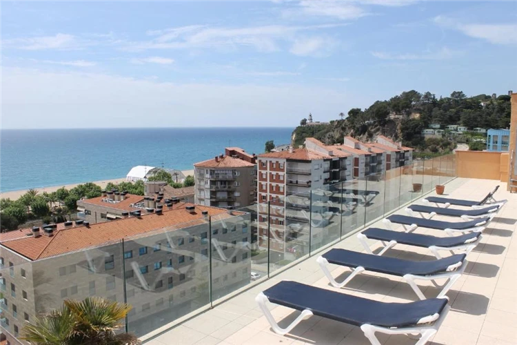Venkovní terasa hotelu Checkin Catalonia v Calelle | Calella / Hotel Checkin Catalonia