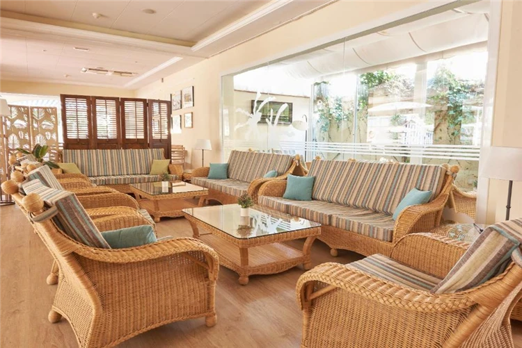 Pohled na hotel DWO Les Palmeres obklopený zelení | Calella / Hotel DWO Les Palmeres